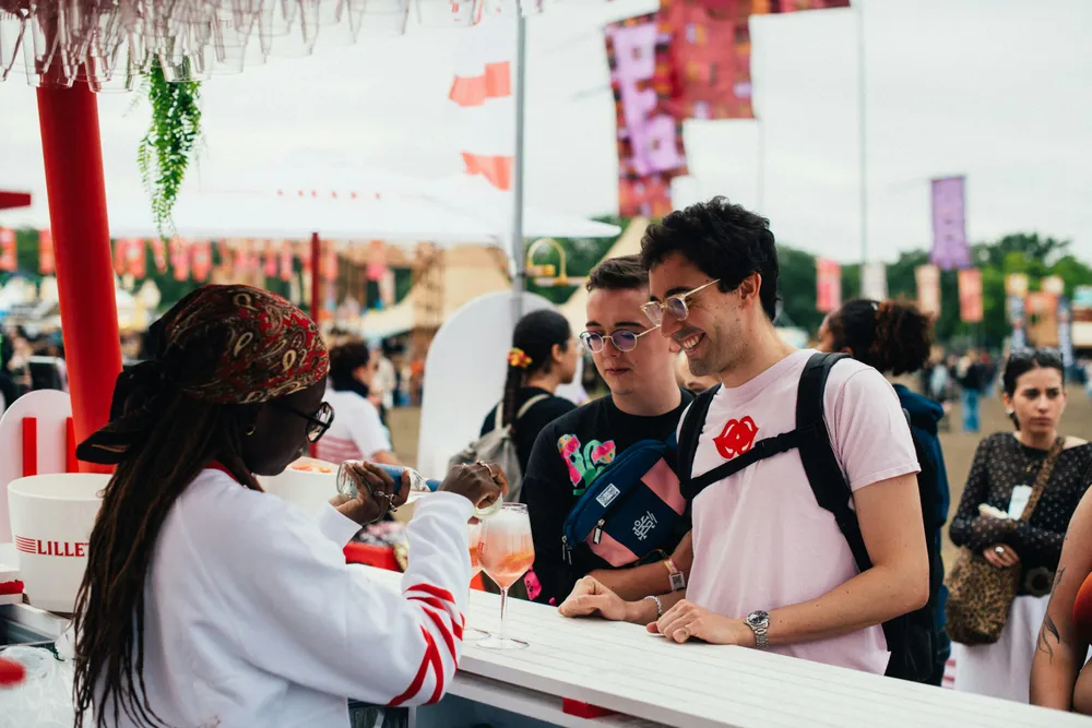 Braman et serveur en festival