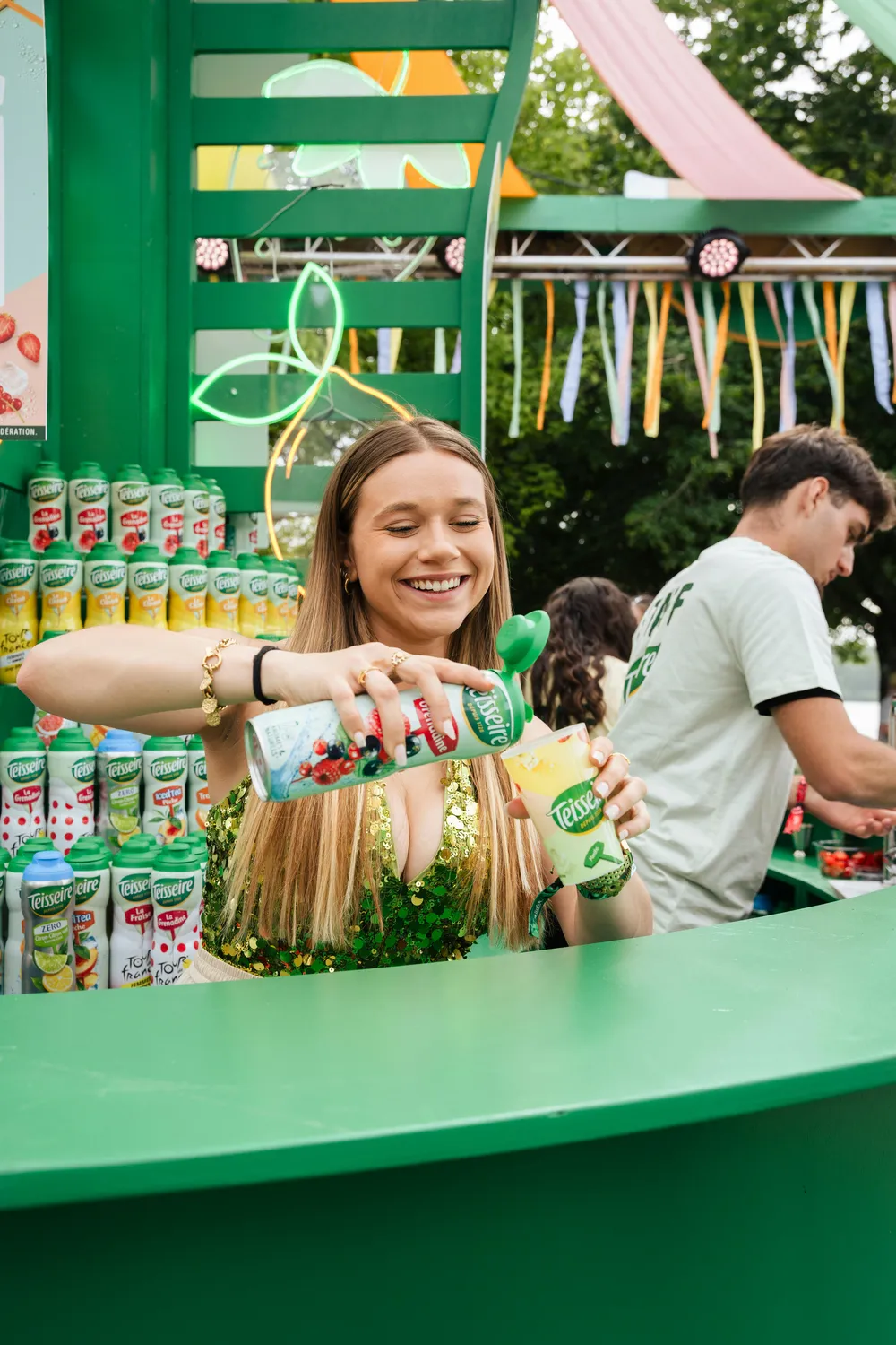 Serveuse souriante pour événements 